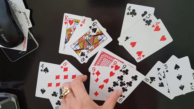 Người chơi có thể đặt cược trước khi bắt đầu ván bài